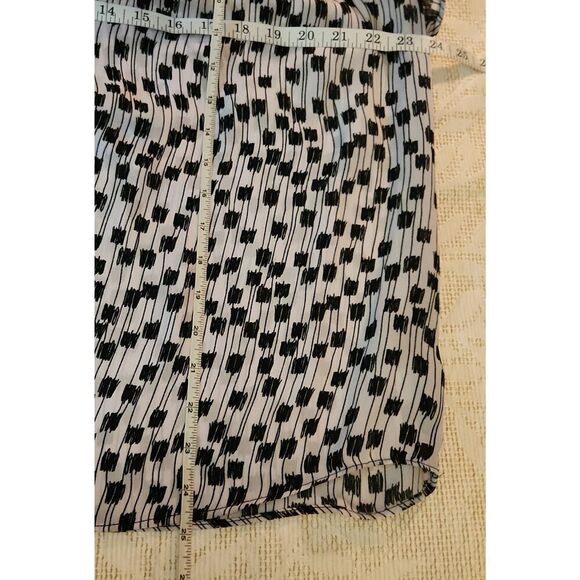 F60 Worthington Woman's white w/black print flowy blouse short sleeved V-neck - Picture 4 of 10